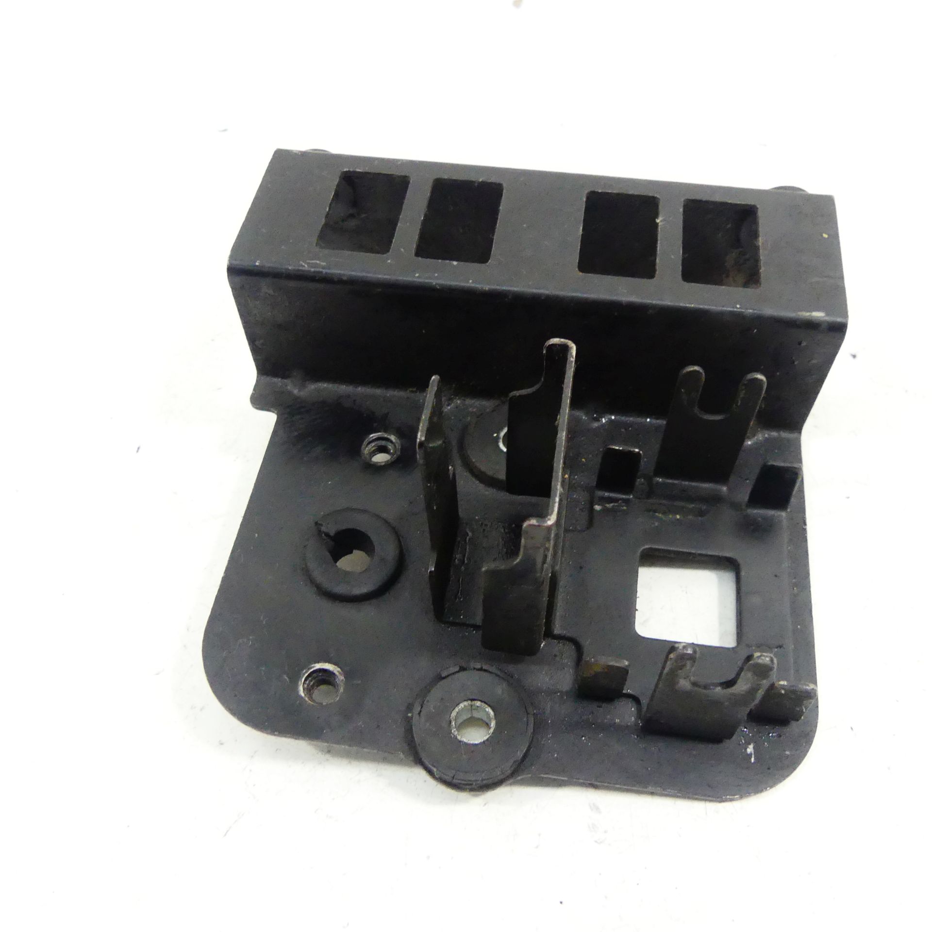 Kawasaki Z 1 900 Ez : 77 Frame Bracket Retaining Plate Connector