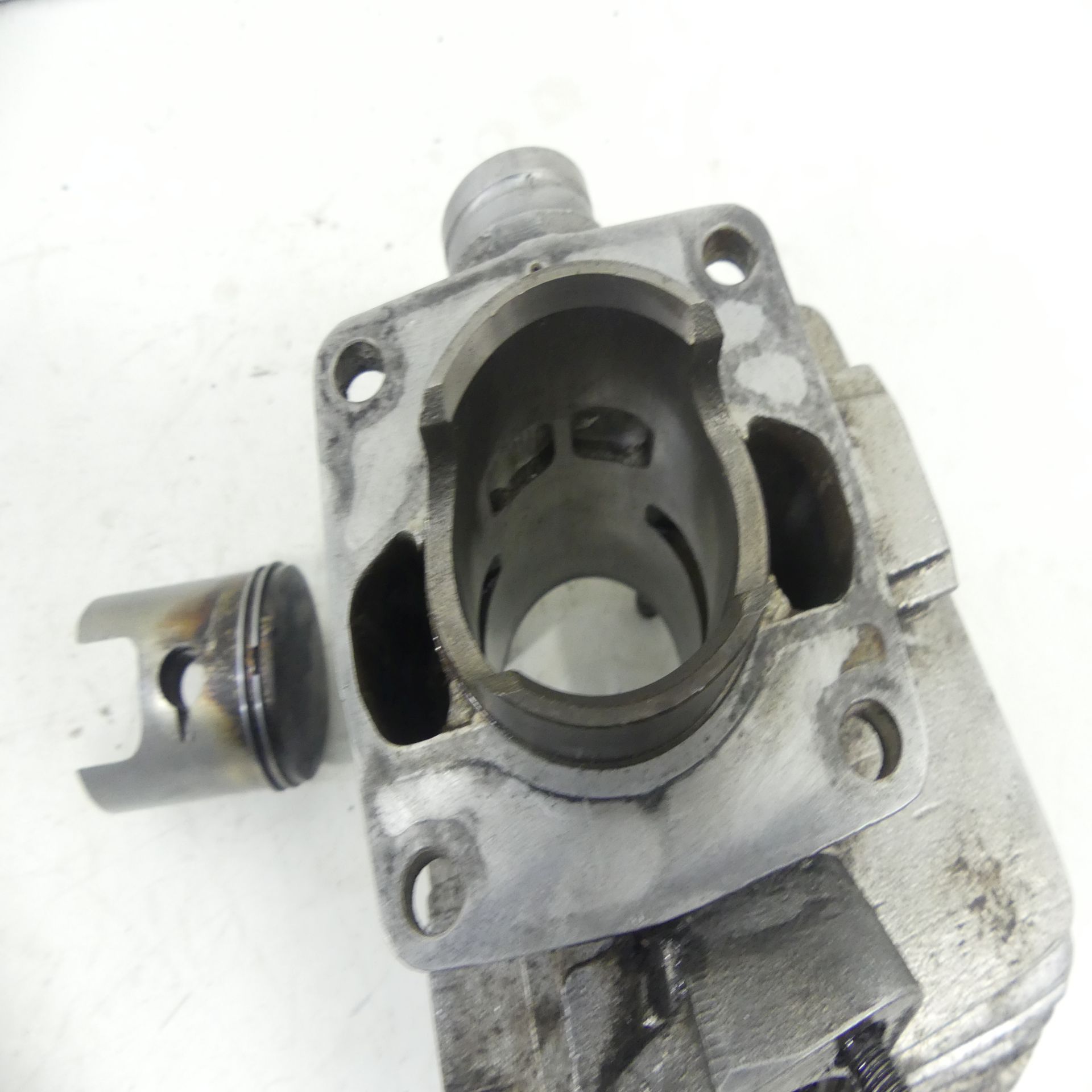 Suzuki GT 380 Pistón & Cilindro Derecho Kit de Pistón Motor 43855