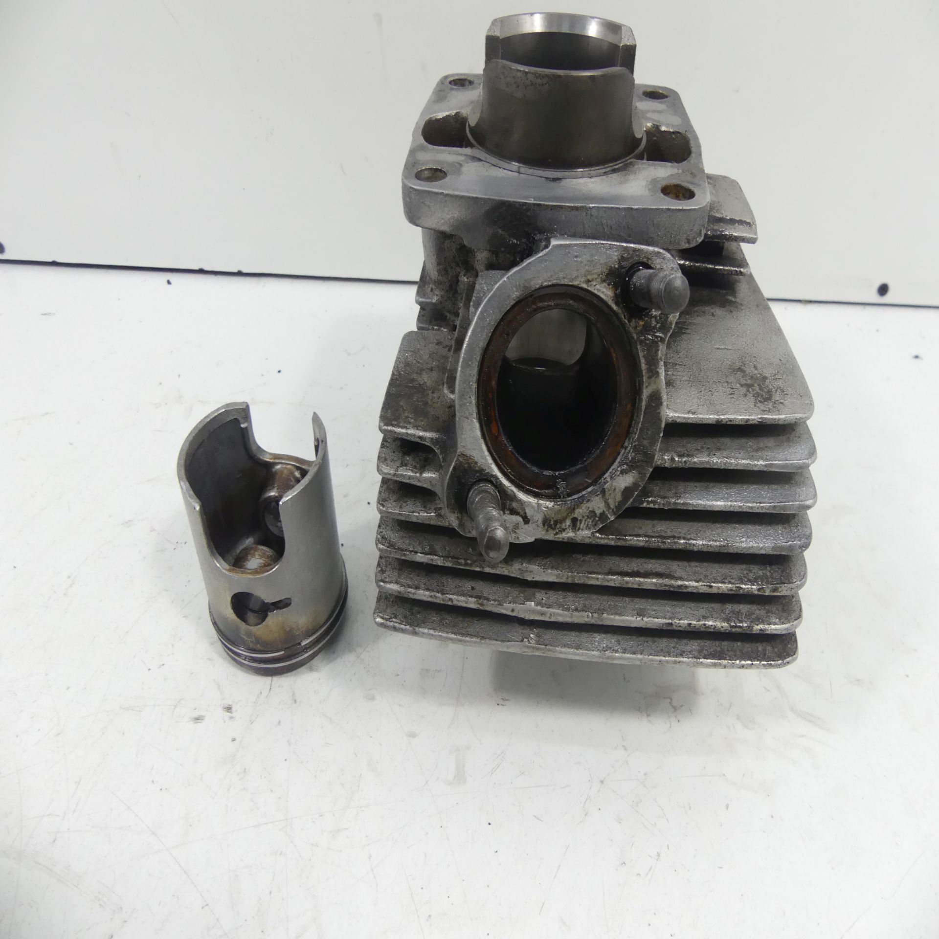 Suzuki GT 380 Pistón & Cilindro Derecho Kit de Pistón Motor 43855