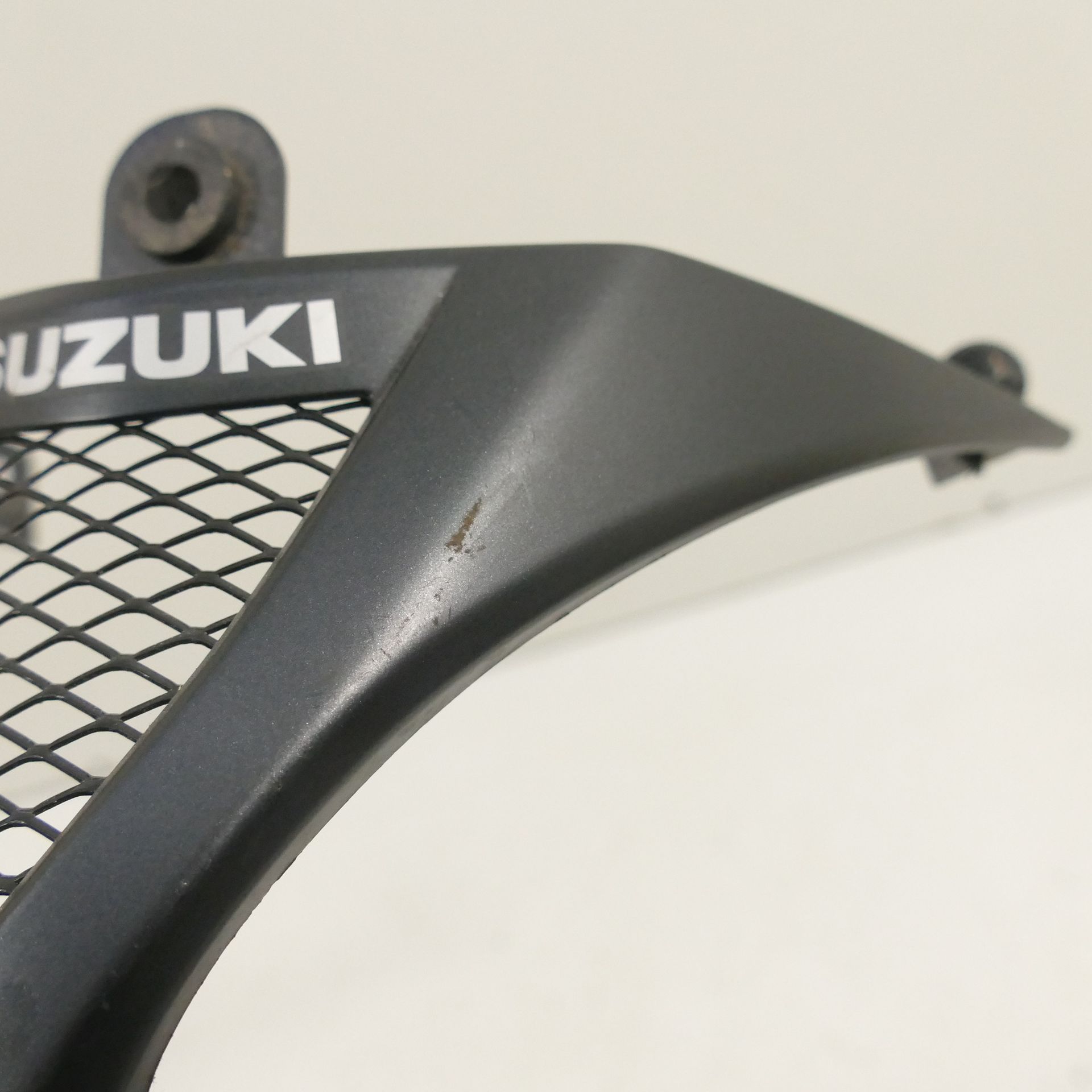 Suzuki GSX 1300 B Auspuffblende 93381-23H0 Blende Abdeckung