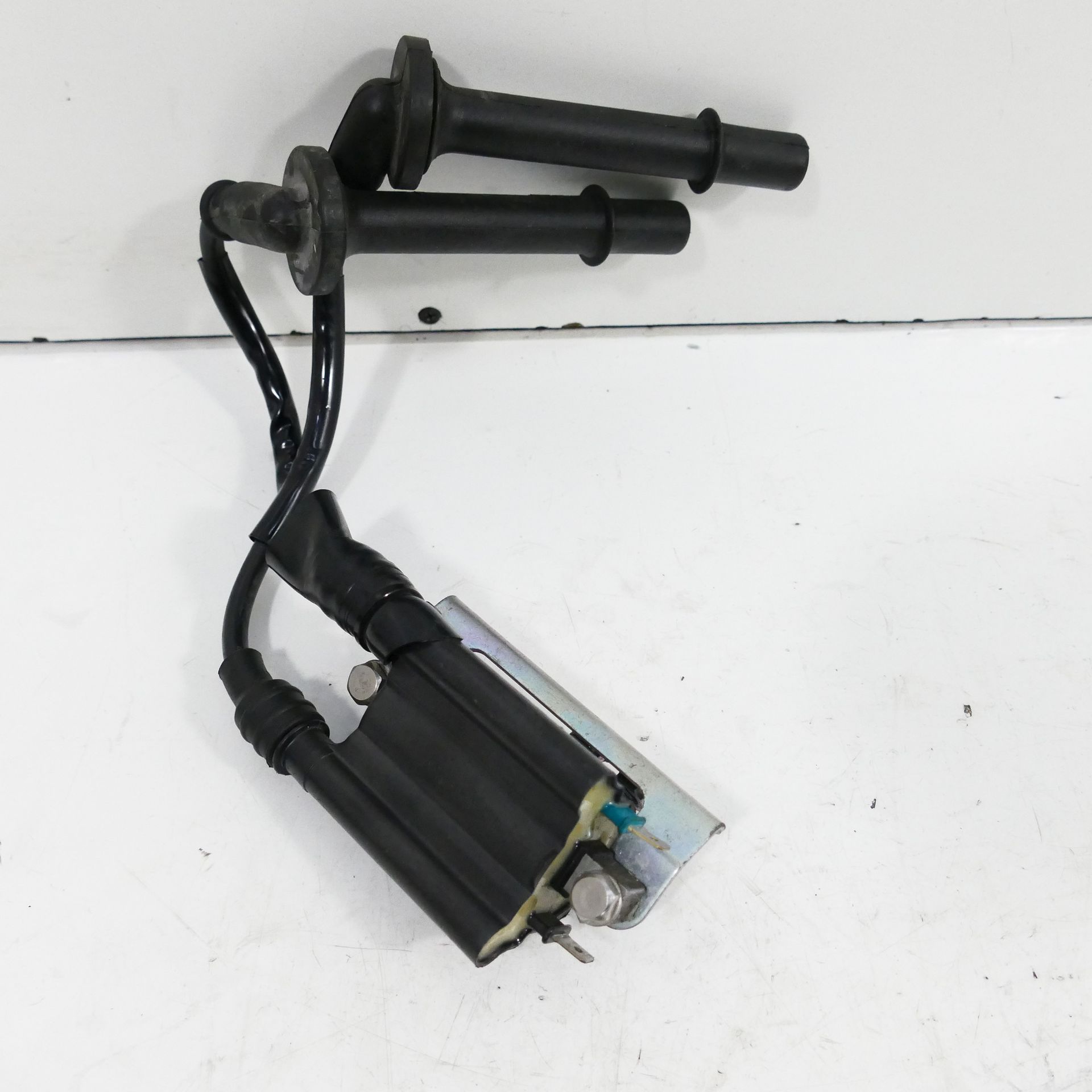 anR  Honda CBR 650 Fa RC 74 Ignition Coil With Leads 2/3 Spark Plug