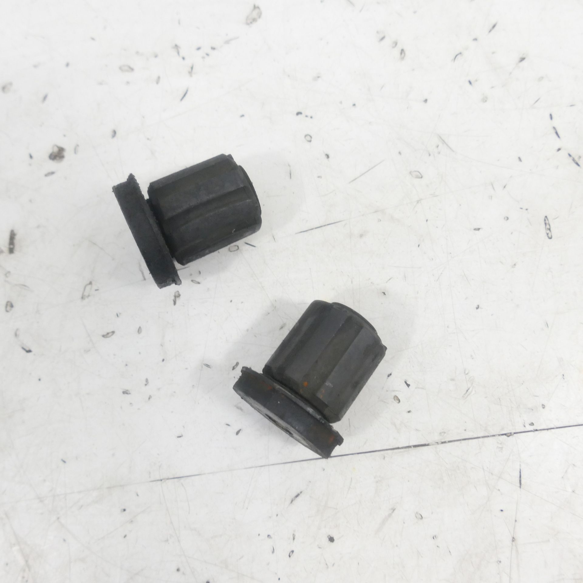 Suzuki GSX-R 1100 GR75A EZ:88 Tank rubbers fuel tank mounting