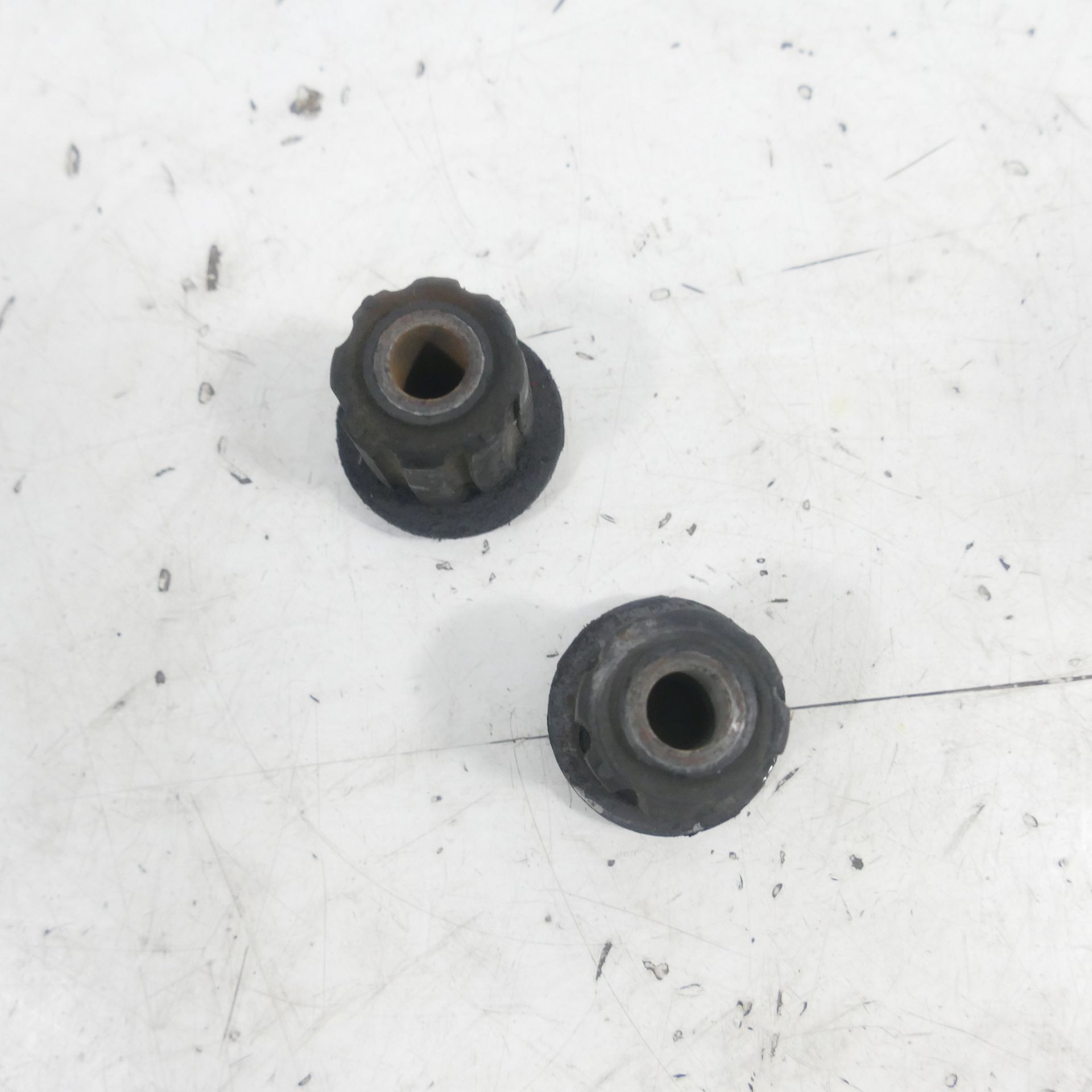 Suzuki GSX-R 1100 GR75A EZ:88 Tank rubbers fuel tank mounting
