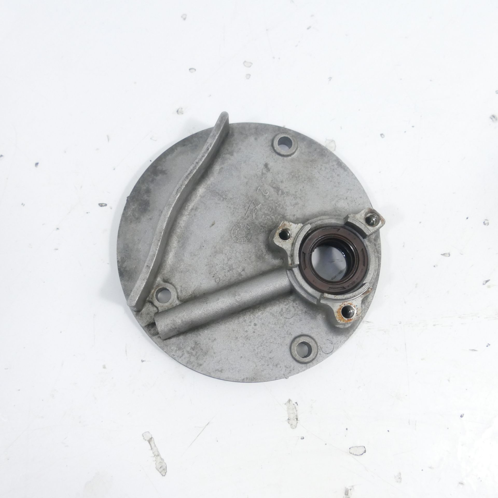 an Mbk Doodo 125 Xn Ez:05 Engine Cover Right Cover Oil Pump 59125