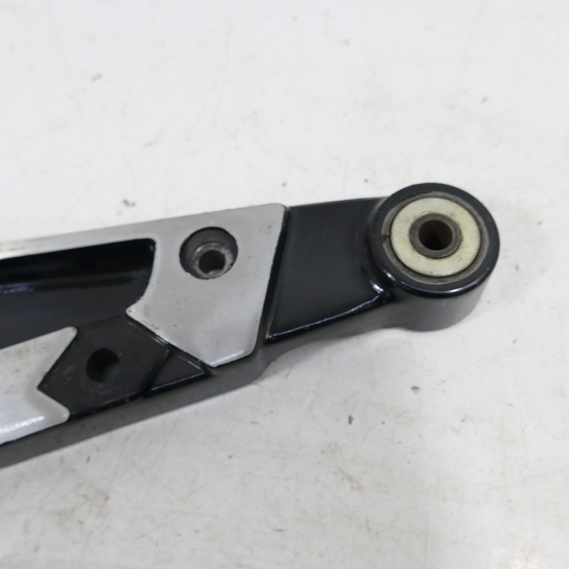 an！！！！ Yamaha V-MAX 1200 Rear Right Footrest Holder Footrest Plate 66372