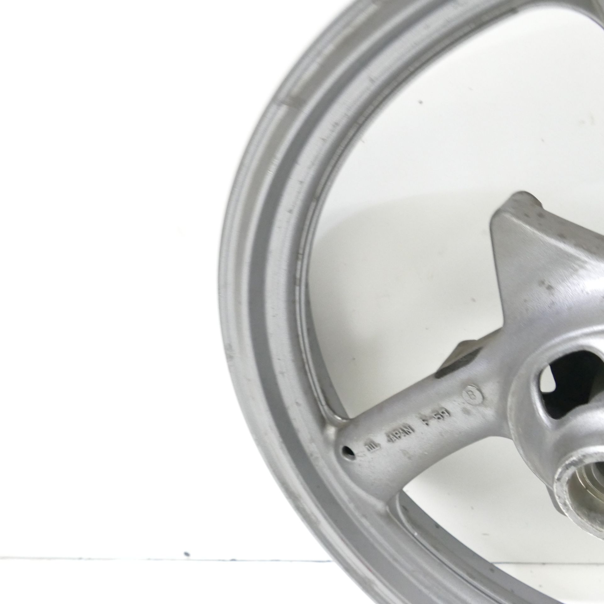 ② Yamaha XJ 600 Diversion Front Wheel Rim 17x2.5 Inch Front Wheel