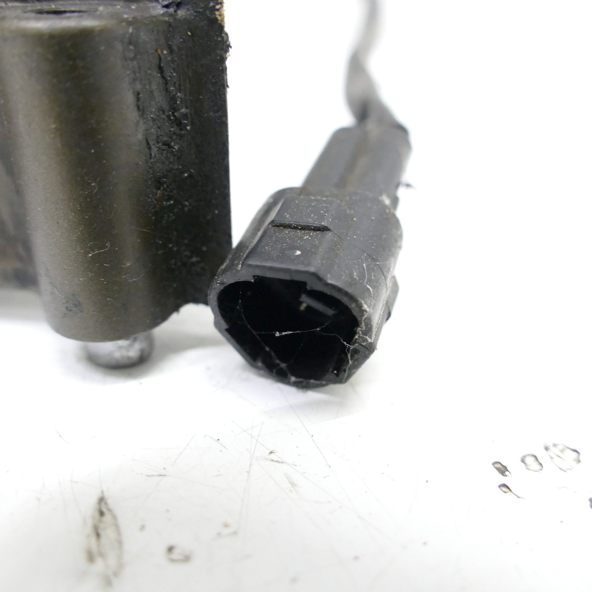 ワンピース Kawasaki ZX-9R 900 E Sprocket Cover Speed Sensor Engine