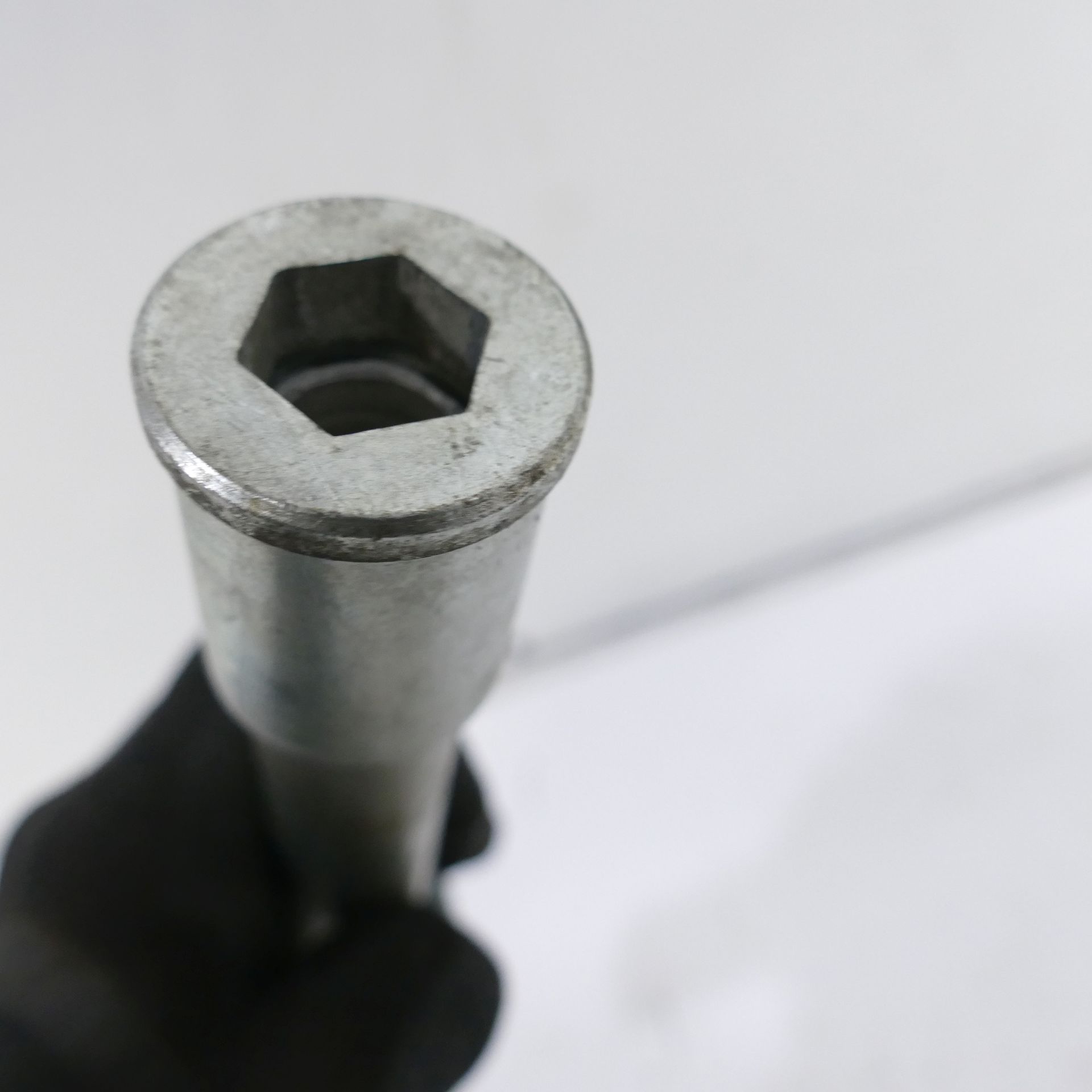 Kawasaki Zx-12r Ez:06 Front Axle Front Wheel Axle Screw