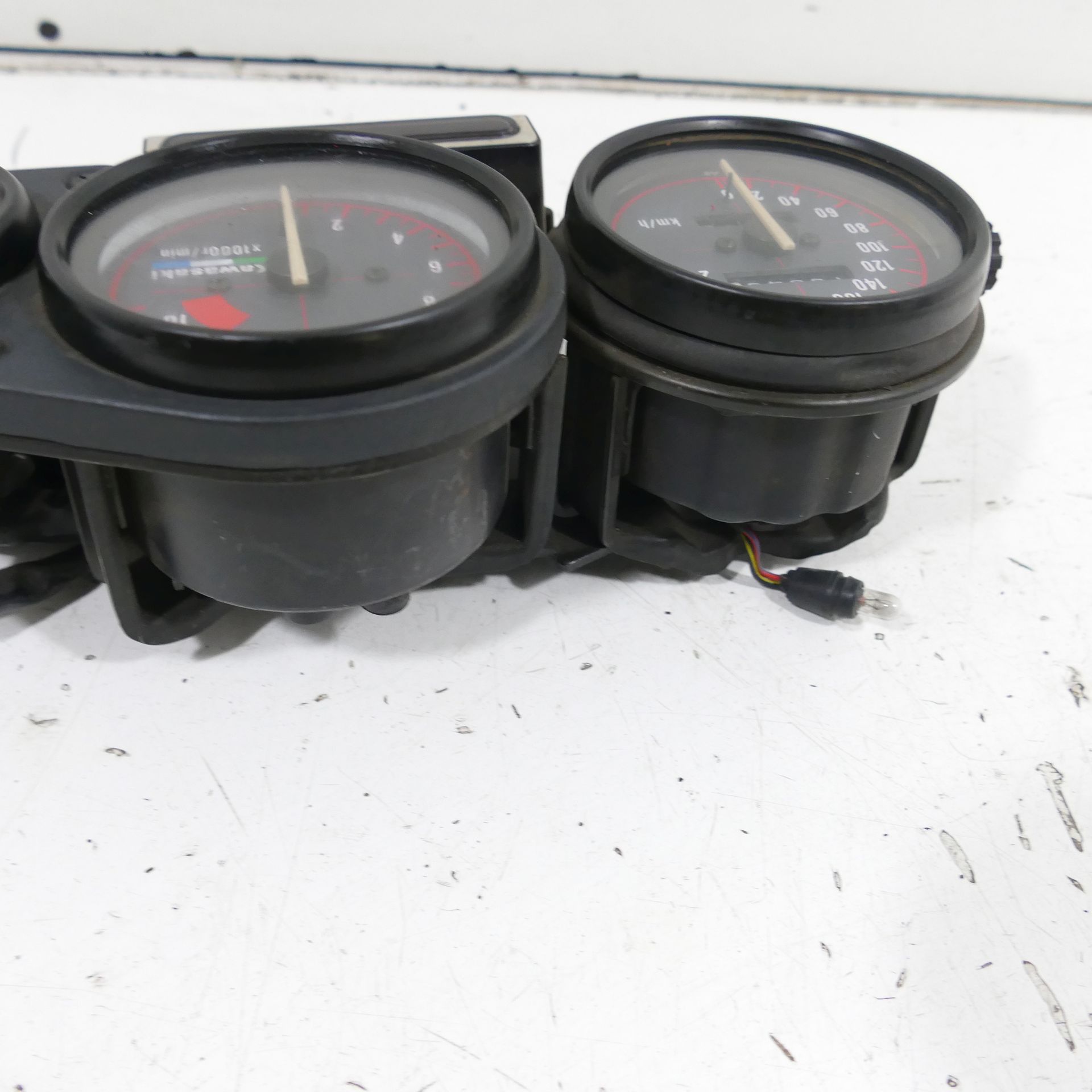 は Kawasaki ZX-R 400 Cockpit Speedometer Tachometer Instruments 70579