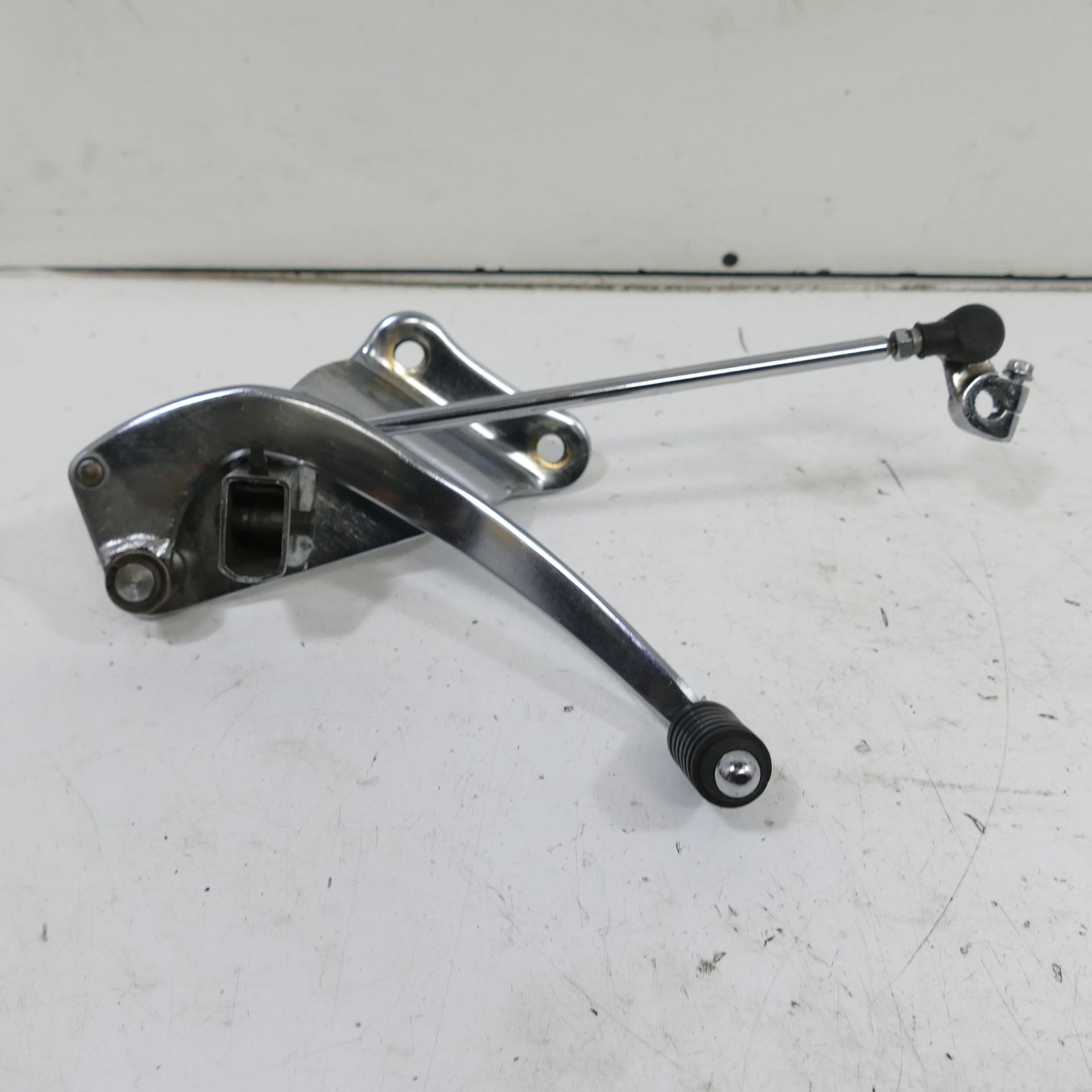 専用3 Suzuki VZ 800 Marauder Fußrastenanlage links Rastenanlage