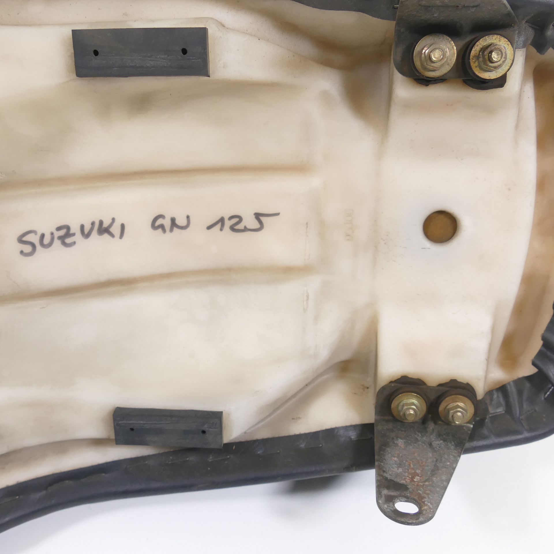 Suzuki GN 125 EZ:99 Seat Sports Seat Driver's Seat 73021 | eBay UK