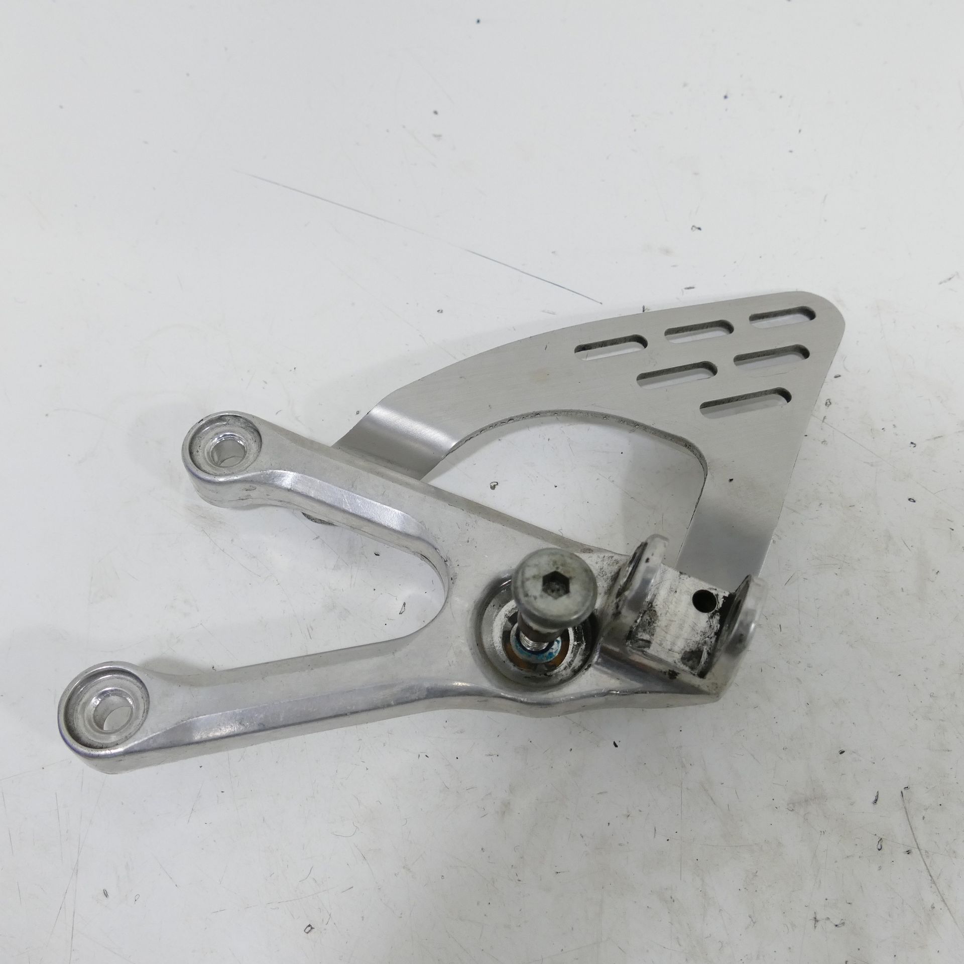 Yamaha YZF-R6 Fußrastenanlage links Rastenanlage Trägerplatte